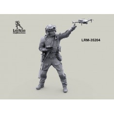 1/35 Russian Soldier Launches The Drone