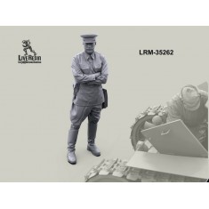 1/35 Red Army Tank Commander Watching MS-1 Tank Maintenance