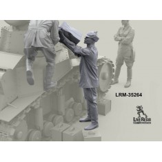 1/35 Red Army Tanker Refuelling MS-1 Tank from Canister