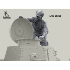 1/35 Red Army Tanker Cleaning MS-1 Tank Turret