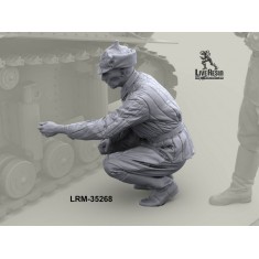 1/35 Red Army Tanker Maintaining MS-1 Tank Suspension #2