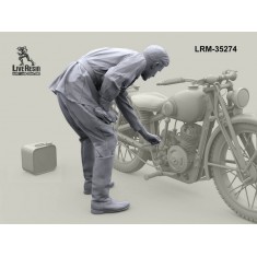 1/35 Red Army Motorcyclist Servicing a Motorcycle