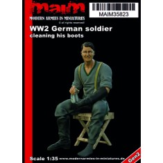 1/35 WWII German Soldier Cleaning His Boots