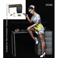 1/35 Pin-up Girl and Table with Accessories