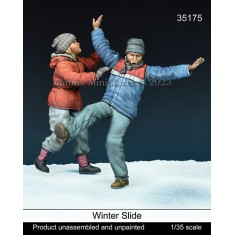 1/35 Children Winter Sliding Set (2 Figures)