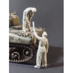 1/35 British Tanker Loading 75mm Ammo Set (2 figures)
