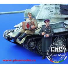 1/35 WWII Red Army Soldier - Accordionist & NKVD Officer 