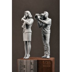 1/35 Modern Cameraman and Female Reporter (2 figures)