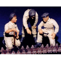 1/35 UK Tank Crew in Denims Repairing Tracks (3 figures)