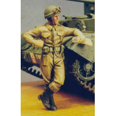 1/35 Motorcycle MP at Ease Leaning on Vehicle Gloves in Hand (1 figure)