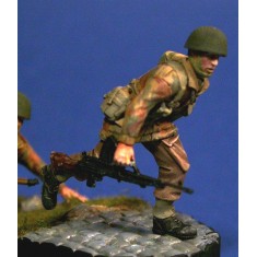 1/35 UK Paratrooper Running with Bren Light Machine Gun (1 figure)