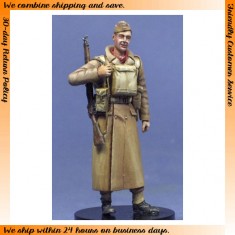 1/35 BEF (British Expeditionary Force) Soldier in Greatcoat 1940 (1 figure)