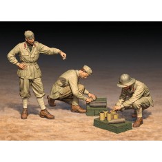 1/35 WWII Italian Soldiers in North Africa, Loading 100/7 100mm Artillery Shells (3 figures)