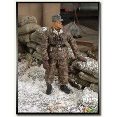 1/35 WWII German Tank Crew/Tanker in Winter Dress