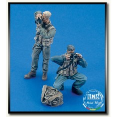 1/35 Photographers (2 Figures)