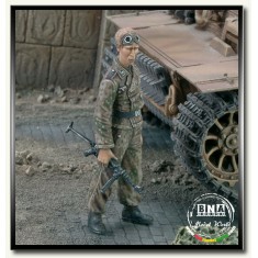 1/35 WWII SS-Unterscharfuhrer with MP-40