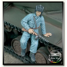 1/35 WWII Russian Tanker Jumping Down