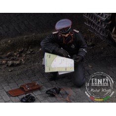 1/35 Waffen SS Tank Commander with Map