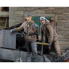 1/35 Resin German Tankers Loading Ammo (2 figures)