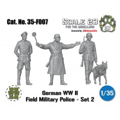 1/35 WWII German Field Military Police Set 2 (3 figures and 1 dog)