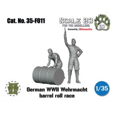 1/35 WWII German Wehrmacht Barrel Roll Race (2 figures)