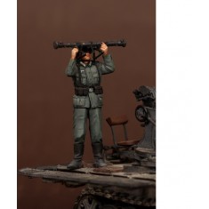 1/35 German Antiaircraft Gunner with Artillery Rangefinder 