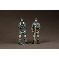 1/35 MG Gunner and Feldwebel Fallschirmjager at The Airfield (2 figures)