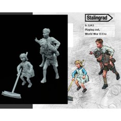 1/35 WWII Children Playing Out (3 kids)
