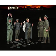 1/35 WWII German POWs & Soviet Soldiers "I'll question him!" 1944-45 (5 figures & acc)