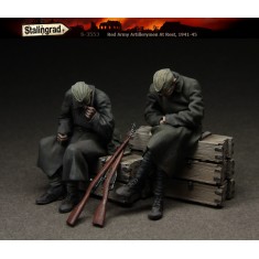 1/35 WWII Red Army Artillerymen at Rest 1941-1945 (2 figures & 5x 120mm mortar ammo boxes)