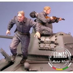 1/35 Escaping Soviet Tank Crew #2, Winter 1942-1945 (2 Resin Figures)