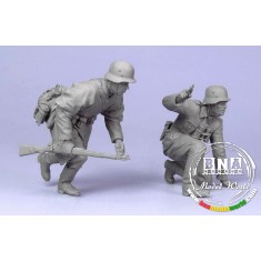 1/35 German Officer and Infantryman, Summer 1939-1943 (2 Resin Figures)