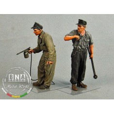 1/35 German Tank Crewmen (painting Vehicles) Summer 1943-1945 (2 figures)