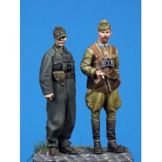1/35 Hungarian SPG Officer and Panzer Officer (2 Figures)