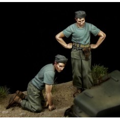 1/35 WWII USMC Mechanics (2 figures)