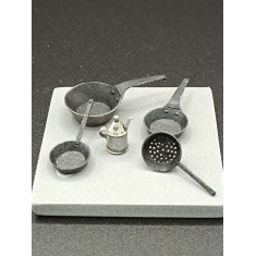 1/35 Frying Pans and Oil Can set