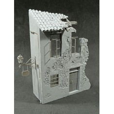 1/35 Ruined House (17cm x 7cm x 23cm)