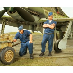 1/32 Focke-Wulf Ta 152 H-1 Luftwaffe Ground Crew (2 figures)