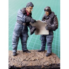 1/32 Heinkel He 219 A-0 UHU Tactics Discussing Their Strategy (1 Pilot+1 Technician+Base) 