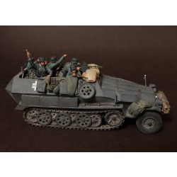 1/35 WWII German Panzergrenadiers in Battle (5 figures) 1/35 WWII German Panzergrenadiers in Battle (5 figures)