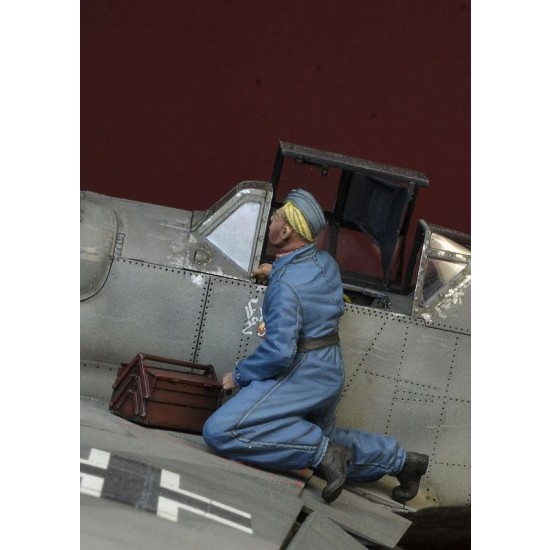 1/35 Luftwaffe Mechanic Kneeling on a Wing 1/35 Luftwaffe Mechanic Kneeling on a Wing