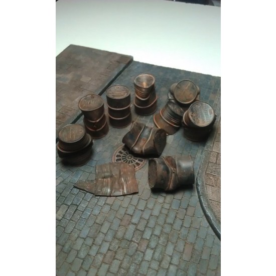 1/35 WWII Crushed & Dented German Fuel Drums (10 resin pcs)