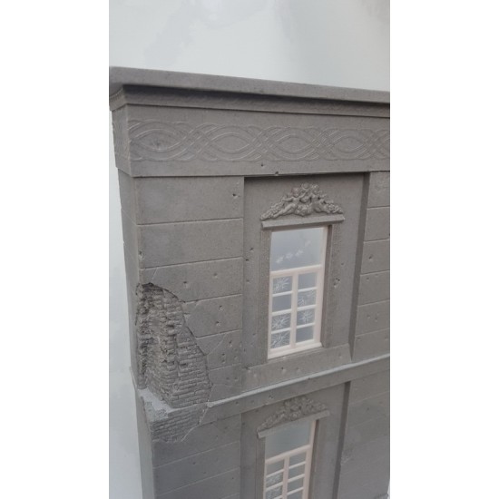 1/35 Ruined City Building w/Cracked Windows