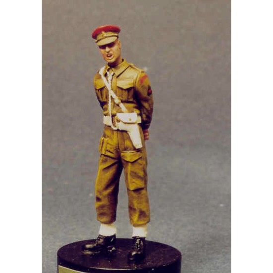 1/35 British MP (Military Police) at Ease w/Hands Behind Back (1 figure)