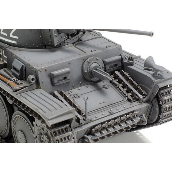 1/48 German Light Tank PzKpfw 38(t) Ausf.E/F w/1 Figure