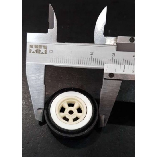 1/25 Tyre, Wheel and Back Pack (White Wall Rear Slick)