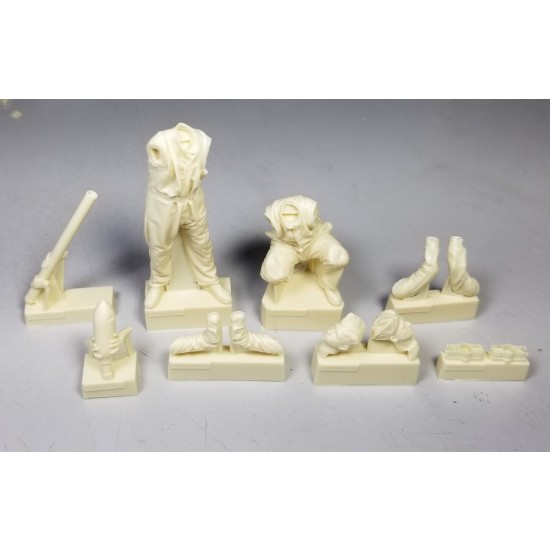 1/24 WWII RAF Ground Crew Assembling Rocket (2 figures)