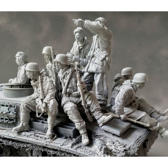 1/16 Luftwaffe Field Division Riding a Stug on the Russian Front (9 figures)