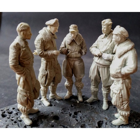 1/32 Luftwaffe Pilots in Mid-Late War Dress (5 figures)