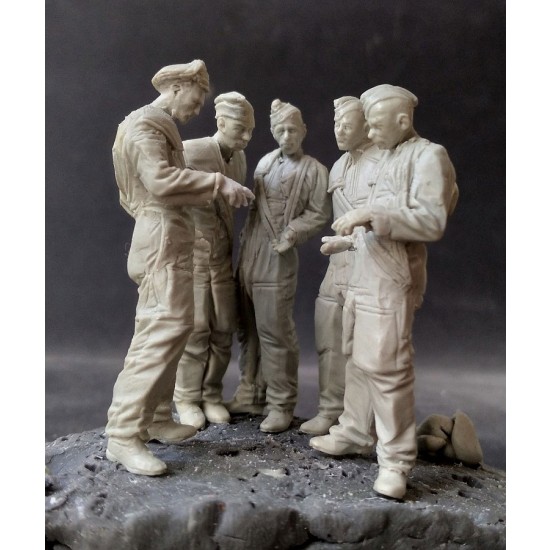 1/32 Junkers Ju 87 "Stuka" Crews (5 figures w/map and base)